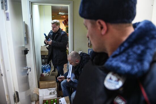 Raid on fake alcohol outlets in Moscow