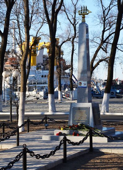 Unveiling a monument to Pacific Fleet commanders in Vladivostok