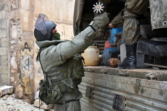 Russian combat engineers defuse explosive devices in Aleppo's residential areas