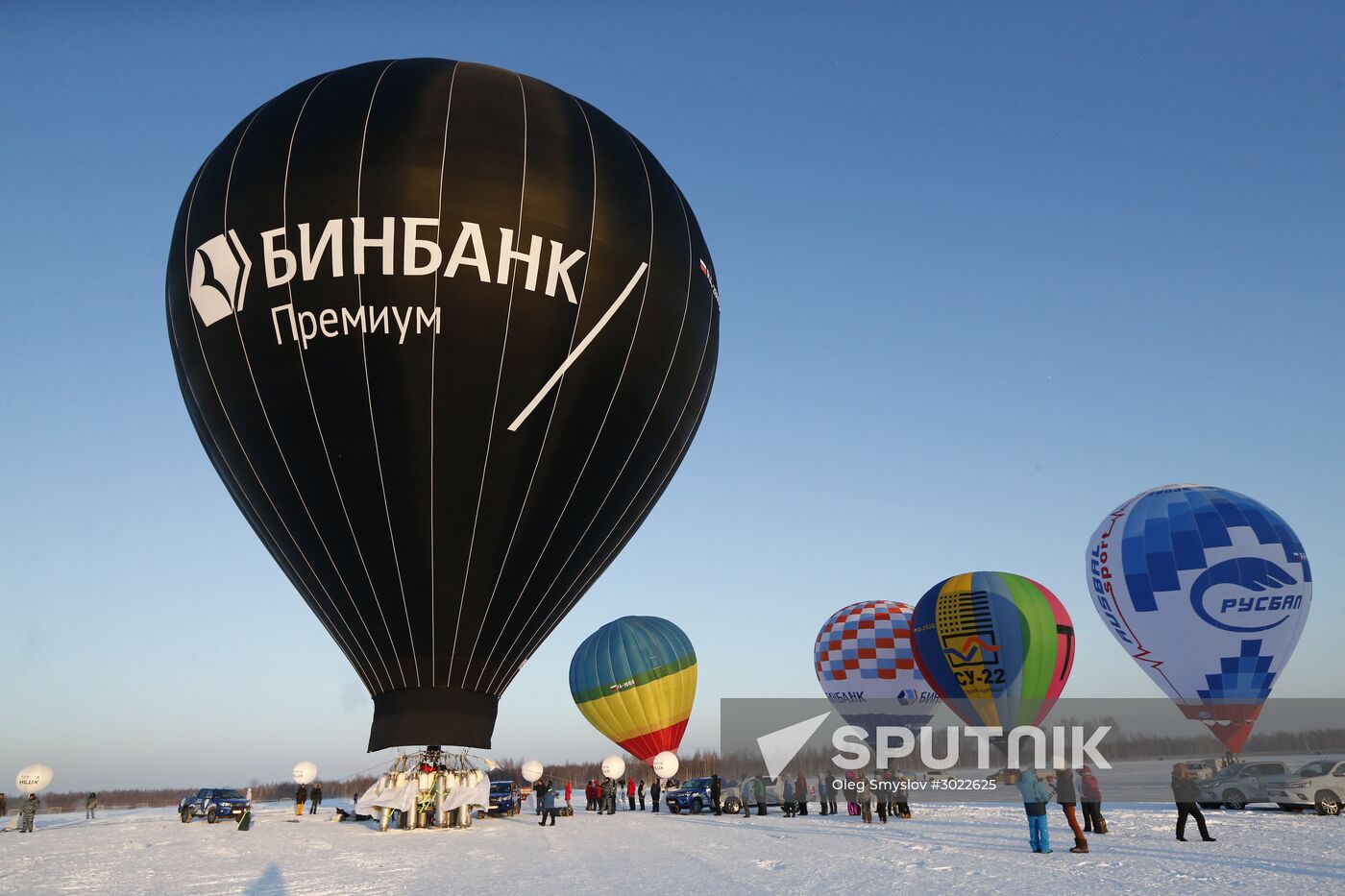 Fyodor Konyukhov and Ivan Menyailo lift off in a hot-air balloon