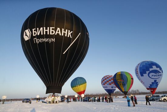 Fyodor Konyukhov and Ivan Menyailo lift off in a hot-air balloon