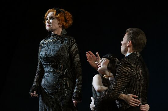 Dress rehearsal of play "Apples & Oranges"