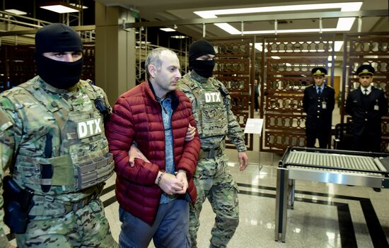 Blogger Alexander Lapshin extradited from Minsk to Baku