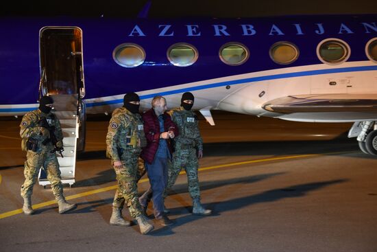 Blogger Alexander Lapshin extradited from Minsk to Baku