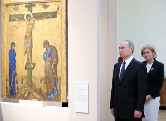 President Vladimir Putin visits "Roma. Aeterna. Vatican Pinacoteca Masterpieces" exhibition at Tretyakov Gallery