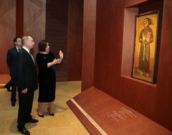 President Vladimir Putin visits "Roma. Aeterna. Vatican Pinacoteca Masterpieces" exhibition at Tretyakov Gallery