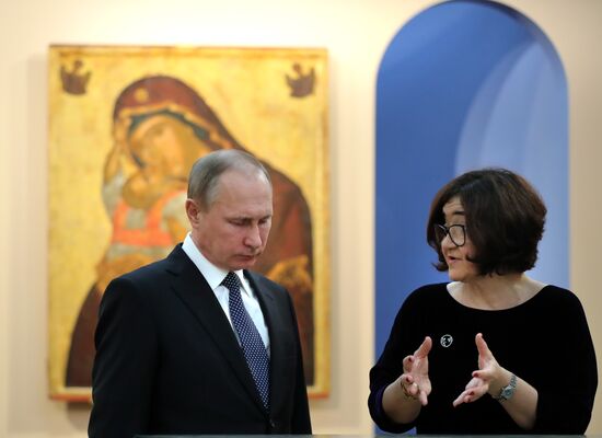 President Vladimir Putin visits "Roma. Aeterna. Vatican Pinacoteca Masterpieces" exhibition at Tretyakov Gallery