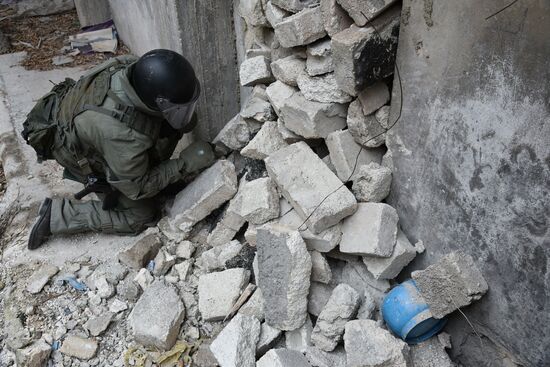 The Russian Armed Force Mine Action Centre sappers inspect ruined buildings in Aleppo