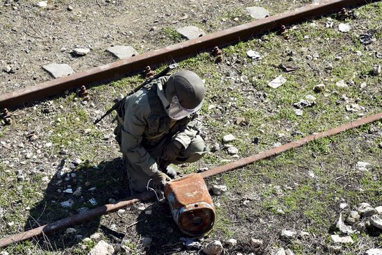 Russian military engineers demine transport infrastructure in Aleppo