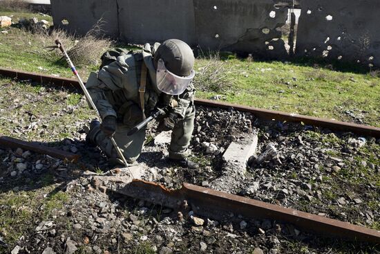 Russian military engineers demine transport infrastructure in Aleppo