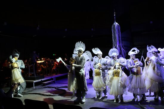 Dress rehearsal of "Noye's Fludde" opera