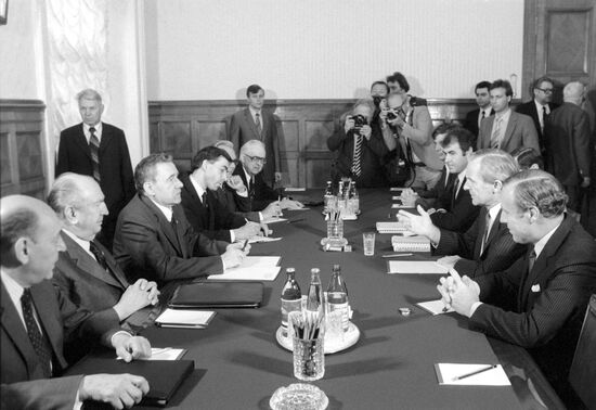 Australian Foreign Minister William George Hayden's visit to USSR