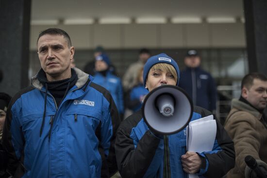 Donetsk residents protest against biased work of OSCE mission in Donbass