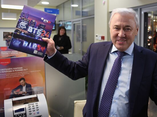 State Duma Deputy Anatoly Aksakov receives VTB Bank's Mir card