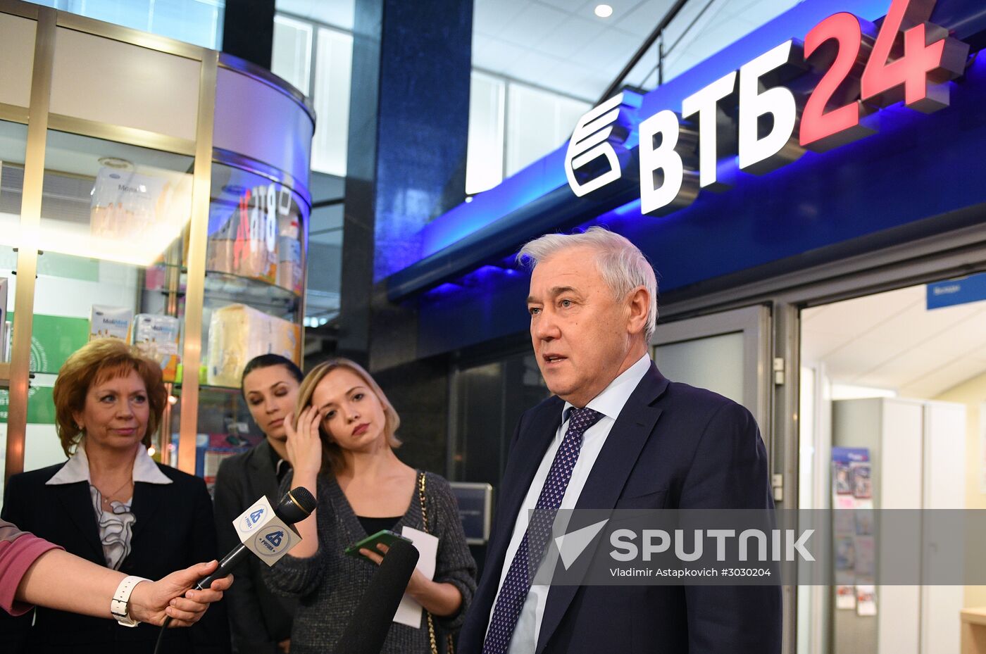 State Duma Deputy Anatoly Aksakov receives VTB Bank's Mir card