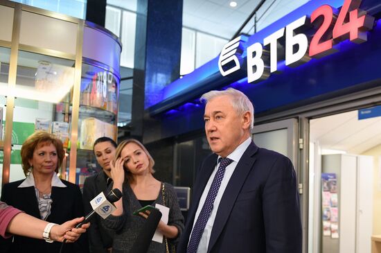 State Duma Deputy Anatoly Aksakov receives VTB Bank's Mir card