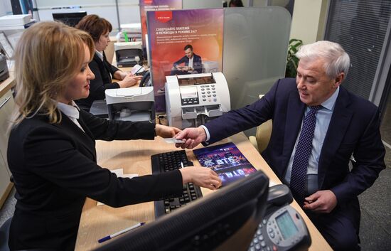 State Duma Deputy Anatoly Aksakov receives VTB Bank's Mir card
