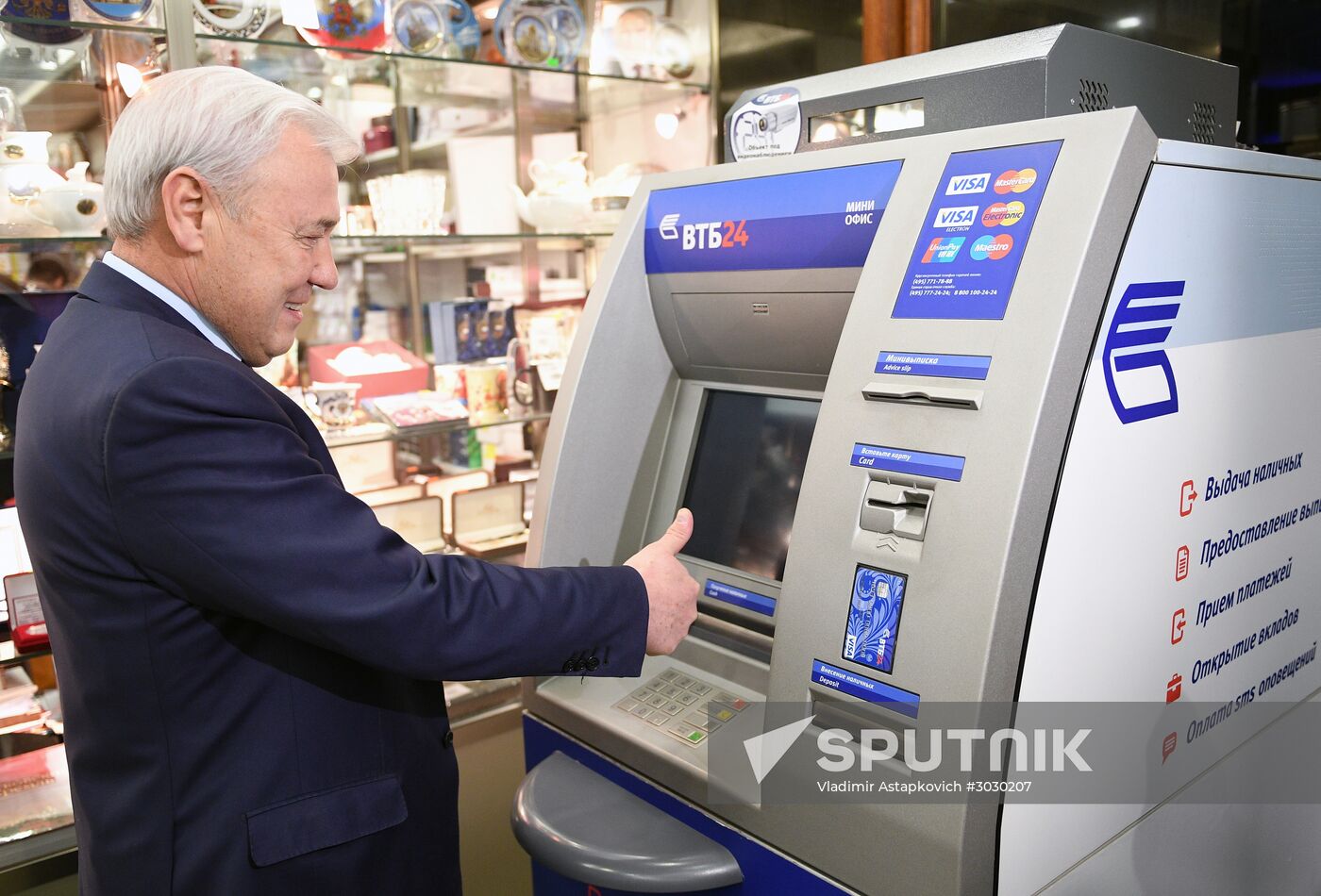 State Duma Deputy Anatoly Aksakov receives VTB Bank's Mir card