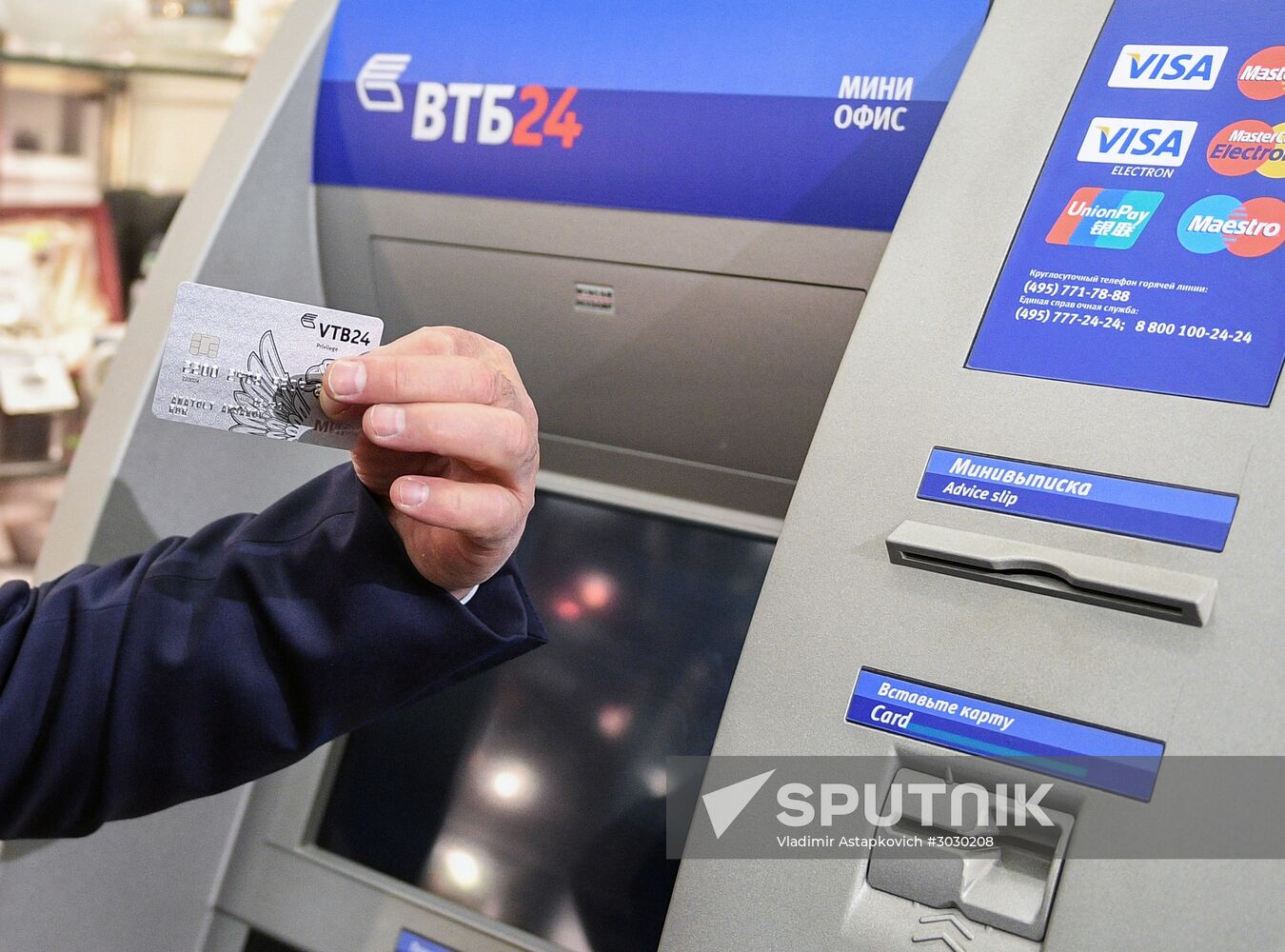 State Duma member Anatoly Aksakov receives VTB24 Bank's Mir card