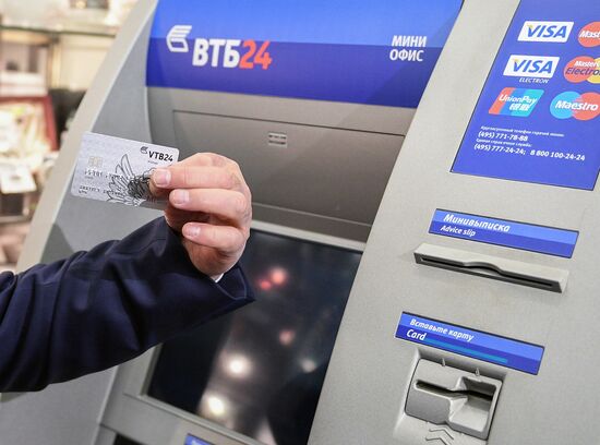 State Duma member Anatoly Aksakov receives VTB24 Bank's Mir card