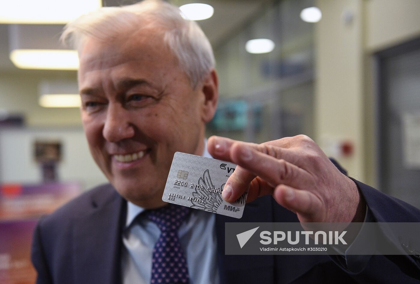 State Duma member Anatoly Aksakov receives VTB24 Bank's Mir card