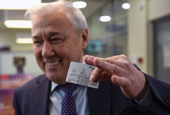 State Duma member Anatoly Aksakov receives VTB24 Bank's Mir card