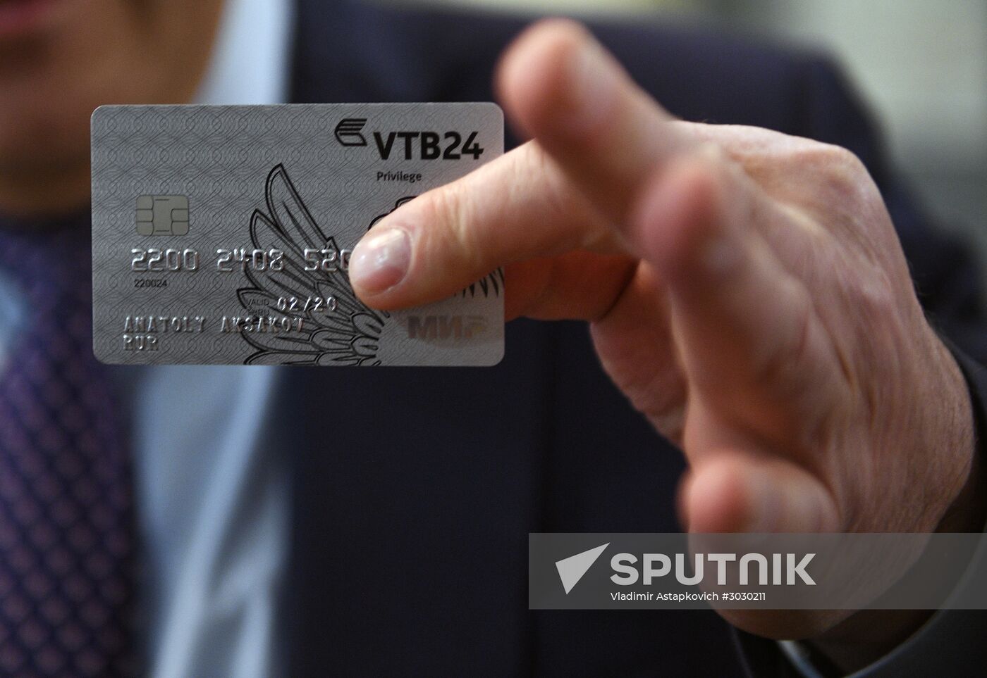 Deputy Anatoly Aksakov presented with Mir card issued by VTB24