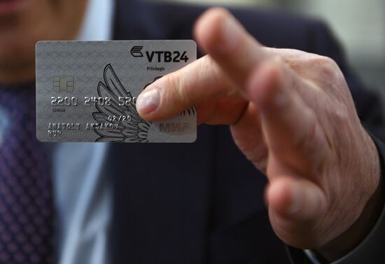 Deputy Anatoly Aksakov presented with Mir card issued by VTB24