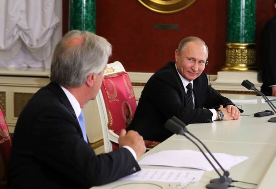 Russian President Vladimir Putin meets with President of Uruguay Tabaré Vazquez