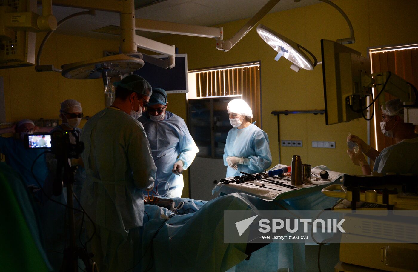 Russian surgeon performs first operation with 3D-glasses in the Urals