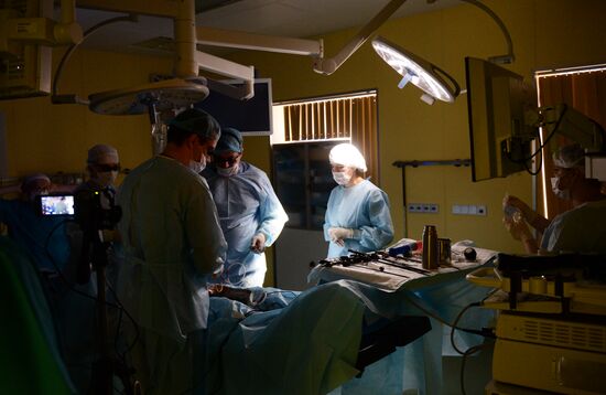 Russian surgeon performs first operation with 3D-glasses in the Urals