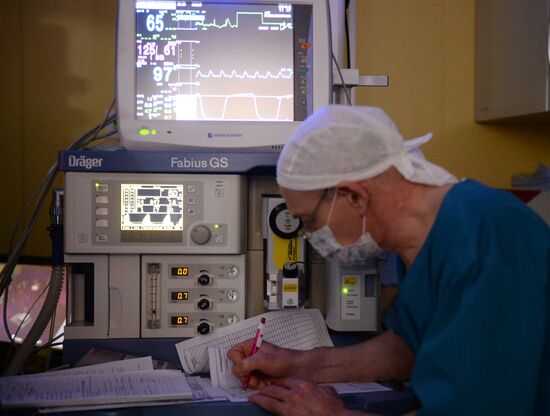 Russian surgeon performs first operation with 3D-glasses in the Urals