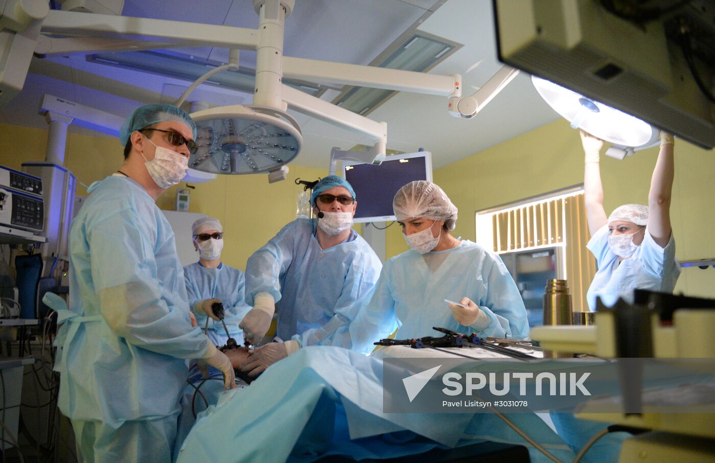 Russian surgeon performs first operation with 3D-glasses in the Urals