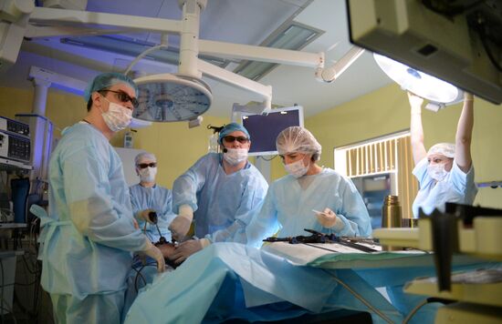 Russian surgeon performs first operation with 3D-glasses in the Urals
