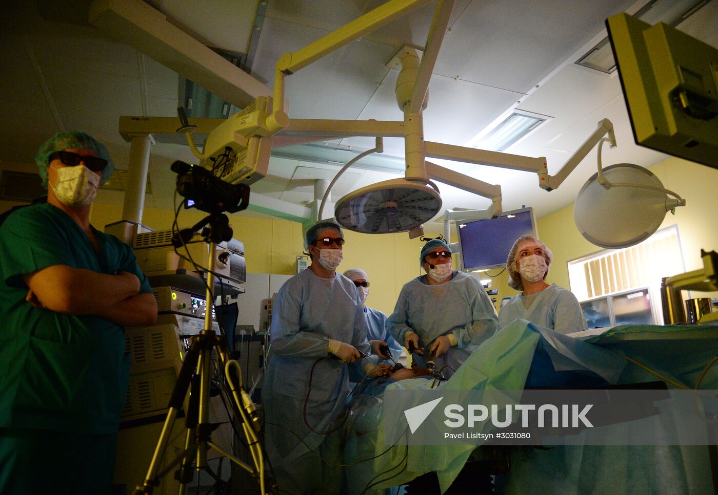 Russian surgeon performs first operation with 3D-glasses in the Urals