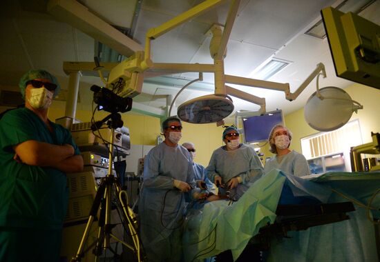 Russian surgeon performs first operation with 3D-glasses in the Urals