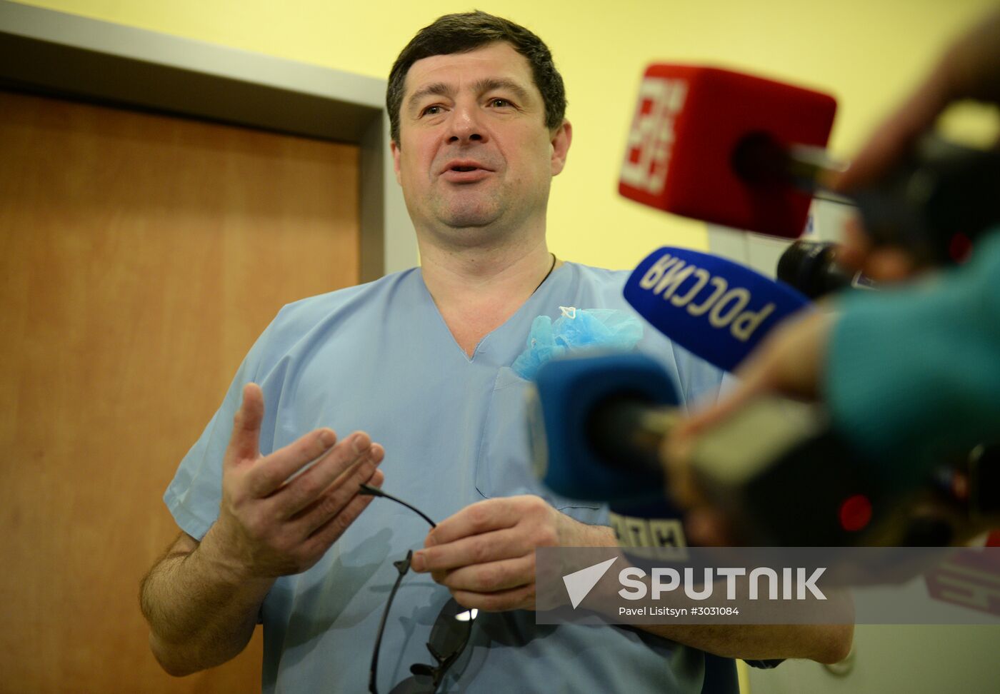 Russian surgeon performs first operation with 3D-glasses in the Urals