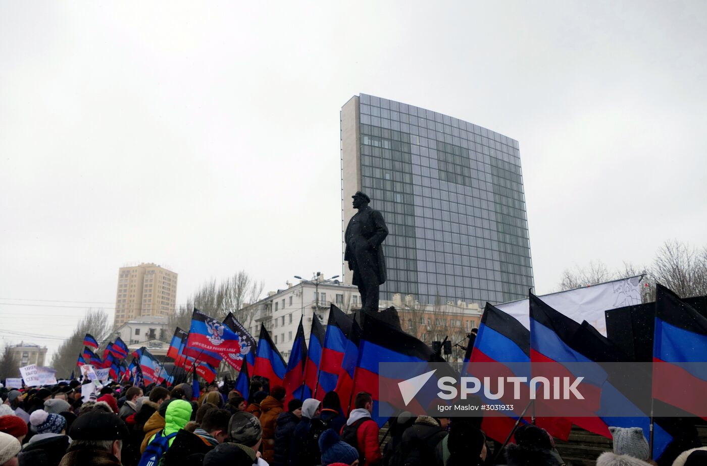 Donetsk residents refer to global leaders in a rally