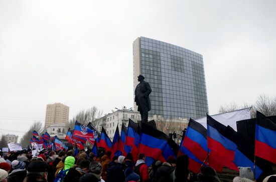 Donetsk residents refer to global leaders in a rally