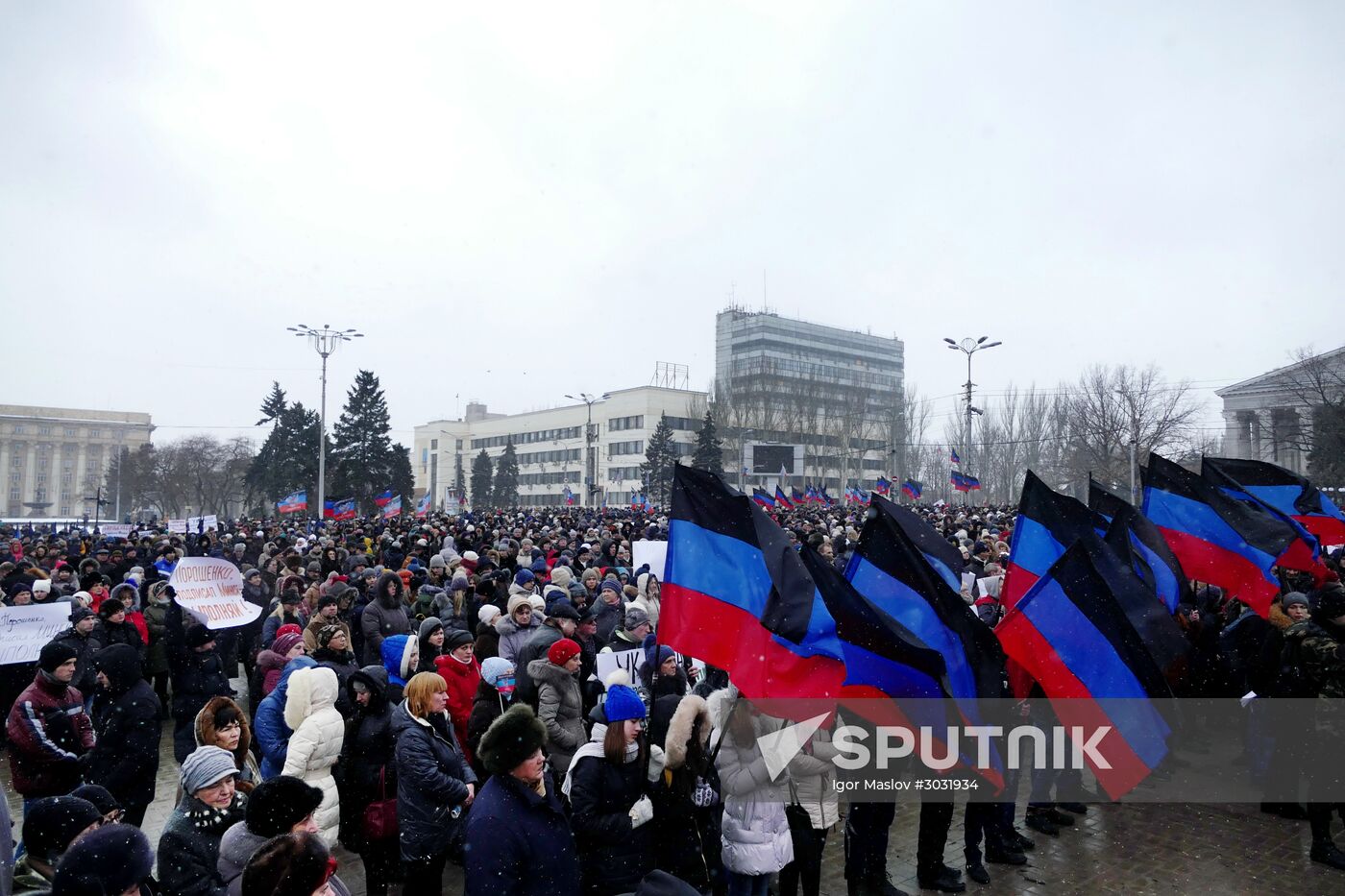 Donetsk residents refer to global leaders in a rally