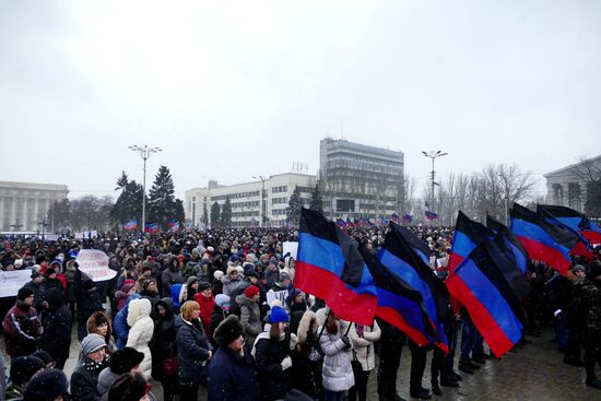Donetsk residents refer to global leaders in a rally