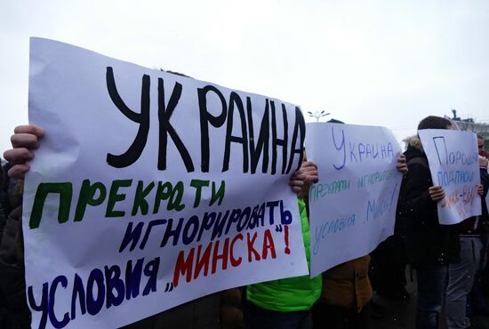 Donetsk residents refer to global leaders in a rally