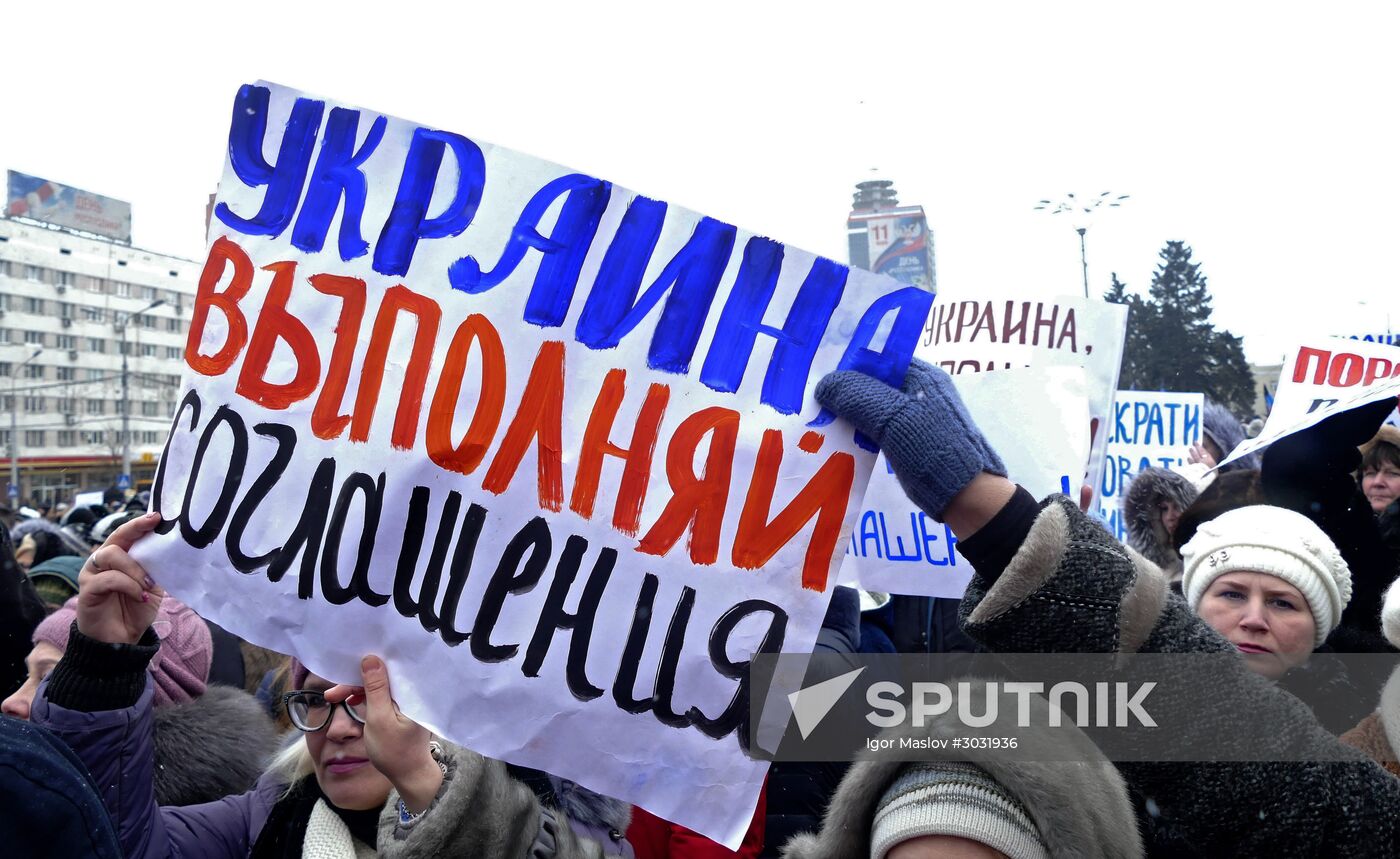 Donetsk residents refer to global leaders in a rally