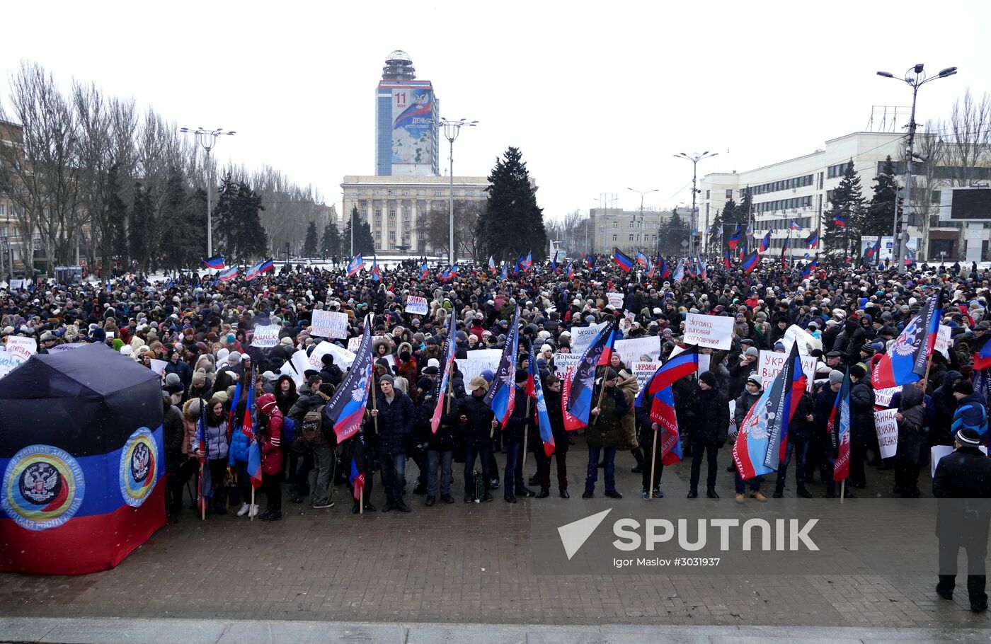 Donetsk residents refer to global leaders in a rally