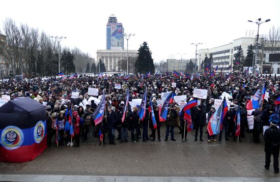 Donetsk residents refer to global leaders in a rally