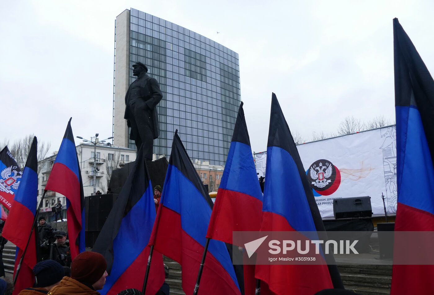 Donetsk residents refer to global leaders in a rally