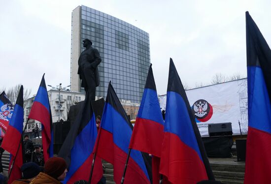 Donetsk residents refer to global leaders in a rally