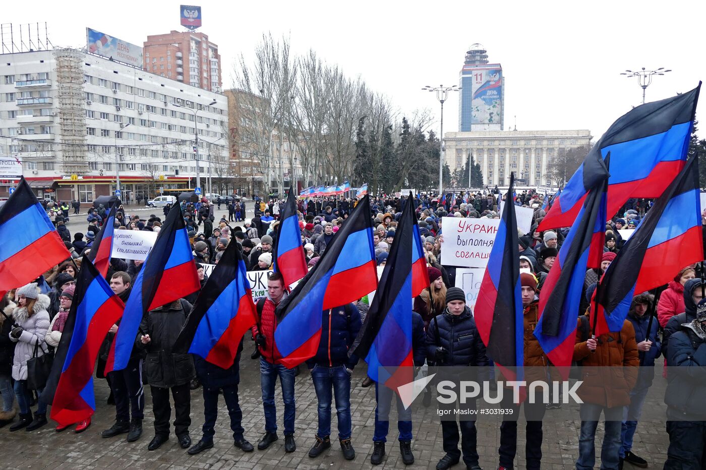 Donetsk residents refer to global leaders in a rally