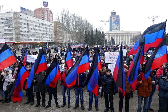 Donetsk residents refer to global leaders in a rally