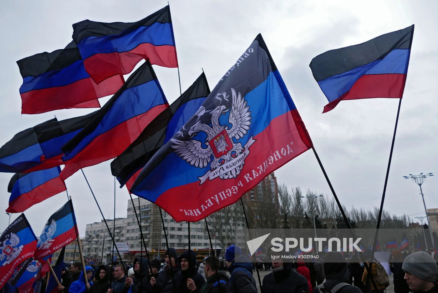 Donetsk residents refer to global leaders in a rally